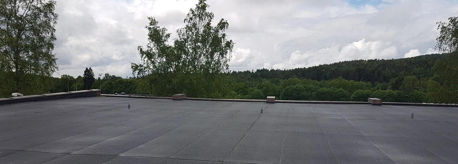 Ferdig flatt tak med membran, skog i bakgrunnen